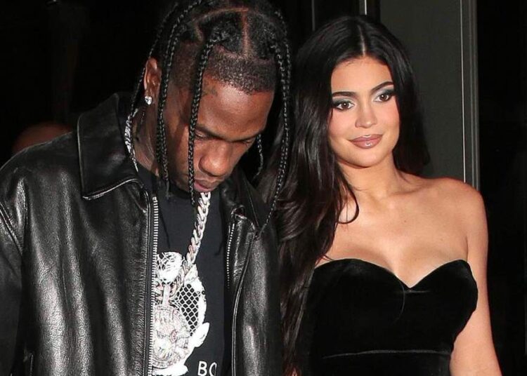 Travis Scott faz referência aos implantes mamários da ex Kylie Jenner em nova música