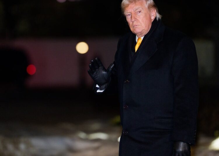Trump enlouquece com Bad Bunny, Royals reage às notícias de Epstein: atualizações ao vivo