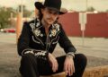 Tyler Halverson está tornando as músicas de rodeio legais em 'In Defense of Drinking'