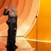 Uma Cher sorridente ri de suas falhas no Grammy em uma aparência caótica e bem-humorada