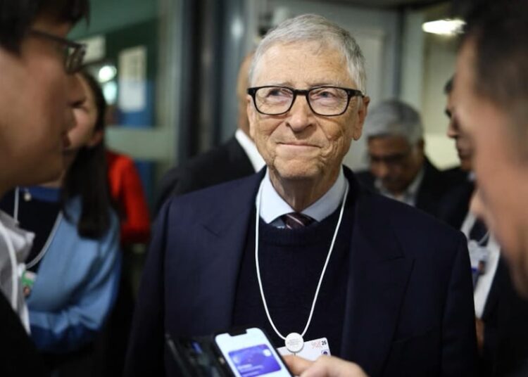 Vídeo Bill Gates pede desculpas pelos laços com Epstein enquanto a família real enfrenta novo escrutínio