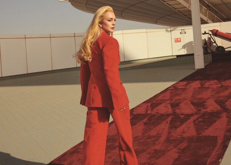 Vídeo musical “Rumors” de Lindsay Lohan recriado no heliporto Burj Al Arab para capa da Vogue Arábia