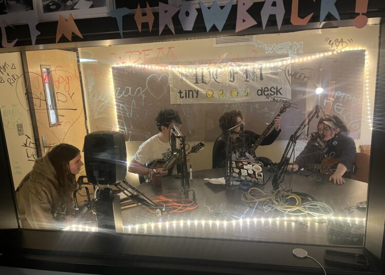 WCFM apresenta o primeiro conjunto de shows 'Tiny Desk' no ar - The Williams Record