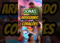JONAS SURGE ARRUMADO E ARRANCA SUSPIROS DAS SISTERS “LINDO”