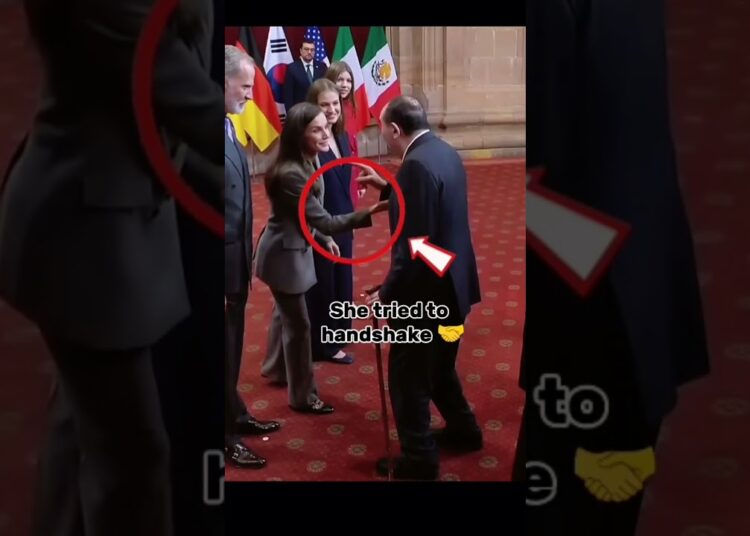 man try to shake hand with princess leonor #princesadeasturias #casareal #leonordeespaña