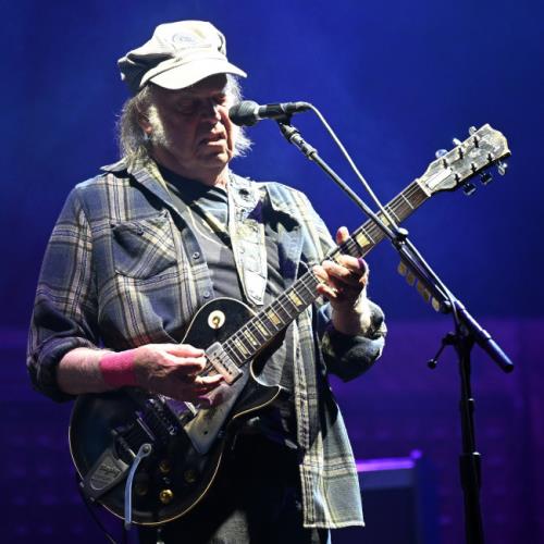 Neil Young trabalhando em novo álbum com The Chrome Hearts para escapar da América de Donald Trump – Music News