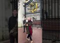 A LAS PUERTAS DE LA REALEZA INGLESA! 👑🇬🇧#palaciodebuckingham #london #londres #buckinghampalace