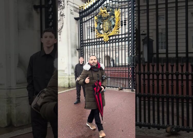A LAS PUERTAS DE LA REALEZA INGLESA! 👑🇬🇧#palaciodebuckingham #london #londres #buckinghampalace