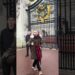 A LAS PUERTAS DE LA REALEZA INGLESA! 👑🇬🇧#palaciodebuckingham #london #londres #buckinghampalace