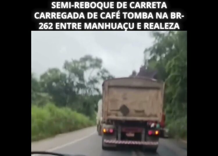 Semi reboque de carreta carregada de café tomba na BR 262 entre Manhuaçu e Realeza