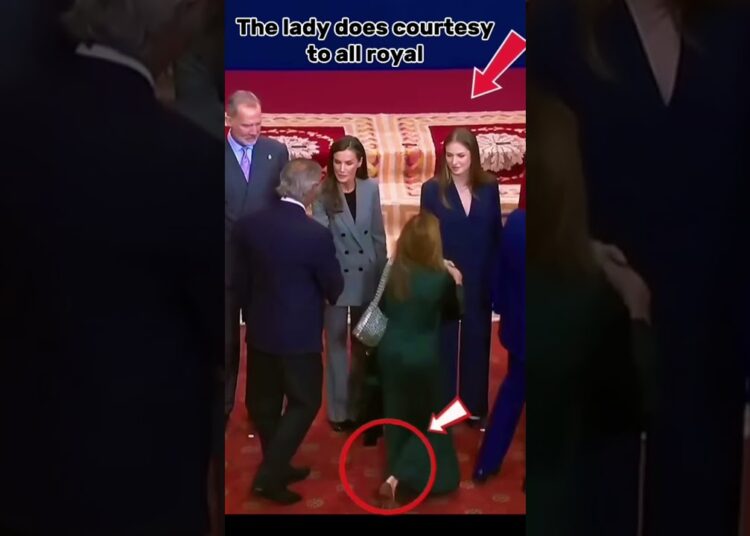 lady do not curtsey to sofia#PrincesaLeonor#PrincesaDeAsturias#spain#spainsh royal family #news
