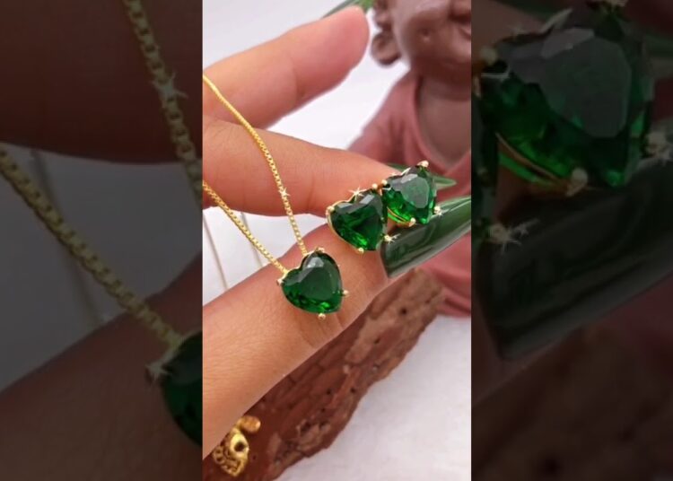 A cor da realeza! 💚 Você usaria esse conjunto?