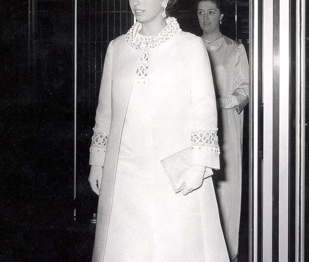 A Rainha da Reciclagem Real! A princesa Anne veste um casaco longo para o banquete oficial do rei… 57 ANOS depois de usá-lo pela primeira vez