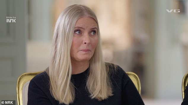 A chorosa princesa herdeira da Noruega, Mette-Marit, diz que se arrepende de ser amiga do 'manipulador' Jeffrey Epstein em entrevista à TV enquanto a popularidade da família real despenca