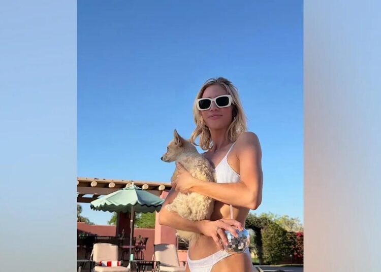 A estrela de 'Hunting Wives', Brittany Snow, surpreende de biquíni durante a celebração do 40º aniversário no deserto