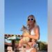 A estrela de 'Hunting Wives', Brittany Snow, surpreende de biquíni durante a celebração do 40º aniversário no deserto