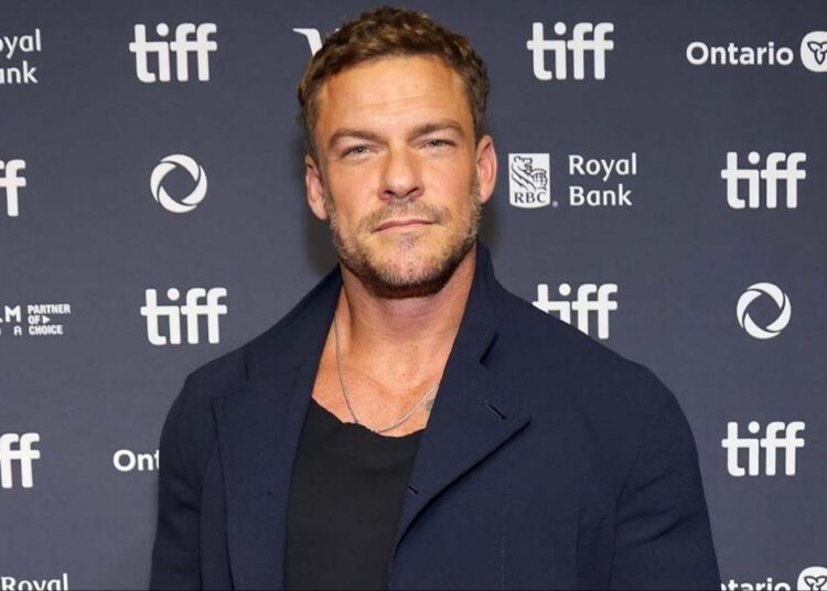 A estrela de Reacher, Alan Ritchson, quebra o silêncio após supostamente espancar um vizinho na frente de seus filhos