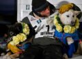 A ex-estrela de reality shows Jessie Holmes vence a corrida de cães de trenó de Iditarod novamente