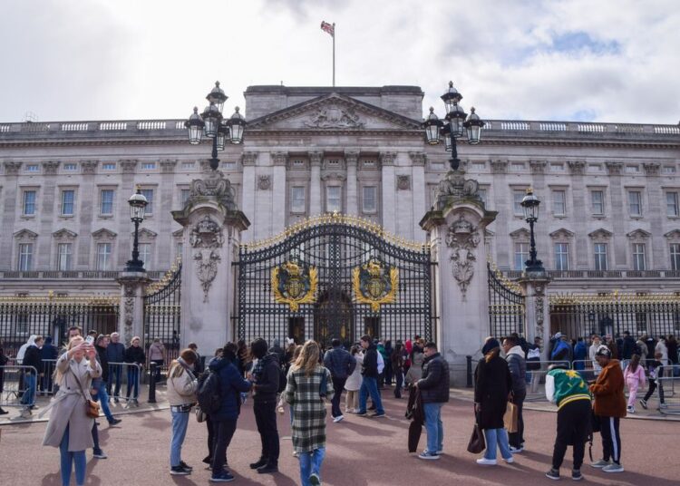 A herança de família mais preciosa da Rainha Elizabeth II, usada pelo Príncipe Harry, garante a realeza em primeiro lugar