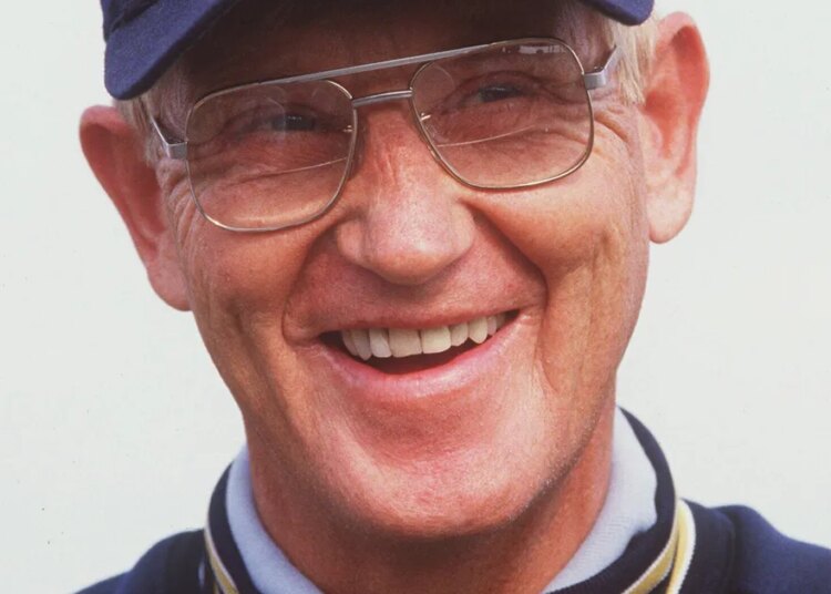 A lenda do treinador de futebol universitário Lou Holtz morre aos 89 anos