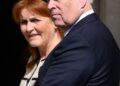 A princesa Eugenie e a princesa Beatrice não se juntarão à família real no domingo de Páscoa depois de serem 'manchadas' pelo escândalo que envolveu seu pai, Andrew Mountbatten-Windsor