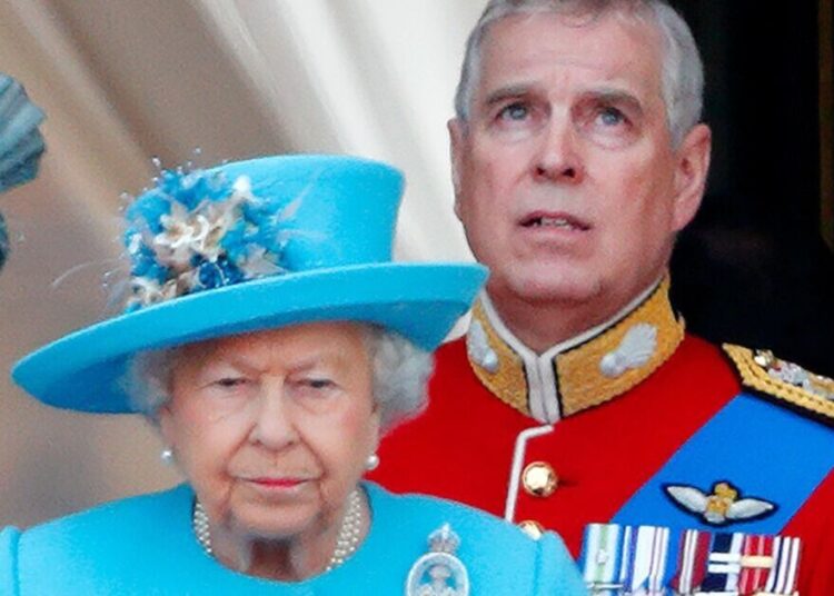 A reação de choque da Rainha Elizabeth ao ver Andrew ‘levar um soco de um lacaio’ | Real | Notícias