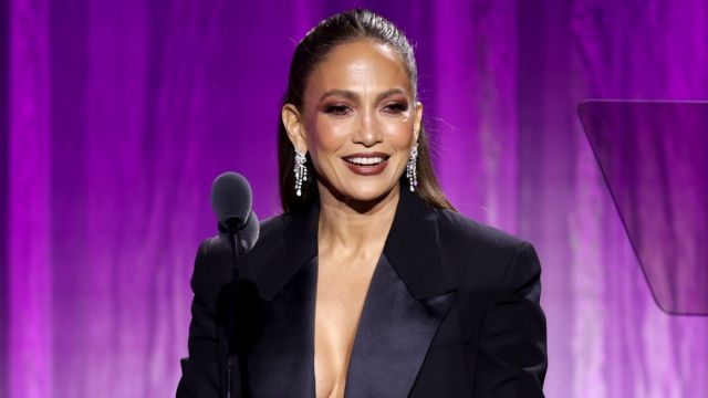 A roupa totalmente transparente de Jennifer Lopez rouba o foco na residência em Las Vegas