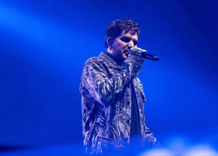 Adam Lambert nos conta sobre as novas músicas que estão por vir e por que os artistas precisam “usar suas plataformas para um bem maior”