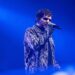 Adam Lambert nos conta sobre as novas músicas que estão por vir e por que os artistas precisam “usar suas plataformas para um bem maior”