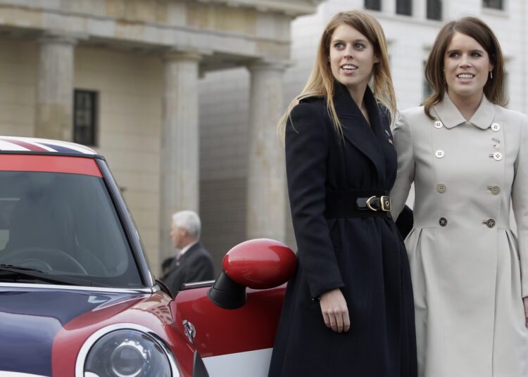 'Amigos de todos': a amada realeza Zara Tindall silenciosamente 'cuidando' das princesas Beatrice e Eugenie enquanto o escândalo de York se aprofunda