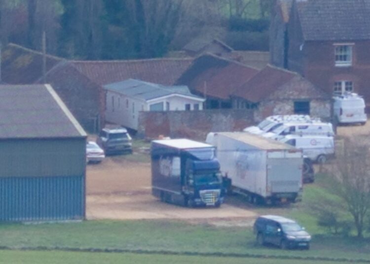 Andrew Mountbatten-Windsor instala enorme casa móvel em Sandringham