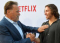 Arnold Schwarzenegger ajuda filho Joseph Baena a treinar para estreia no fisiculturismo