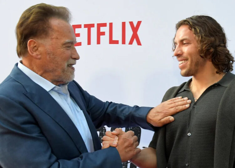 Arnold Schwarzenegger ajuda filho Joseph Baena a treinar para estreia no fisiculturismo