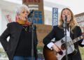 Artistas e celebridades protestam em frente ao Kennedy Center contra a aquisição de Trump