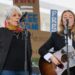 Artistas e celebridades protestam em frente ao Kennedy Center contra a aquisição de Trump