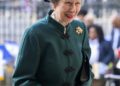 As manchetes patéticas sobre como a Princesa Kate cumprimentou a Princesa Anne dizem muito sobre o estado da Firma