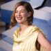 'As mulheres continuam gratas por terem carreiras': Rosamund Pike diz que o emprego das mulheres como 'pais padrão' é facilmente descarrilado