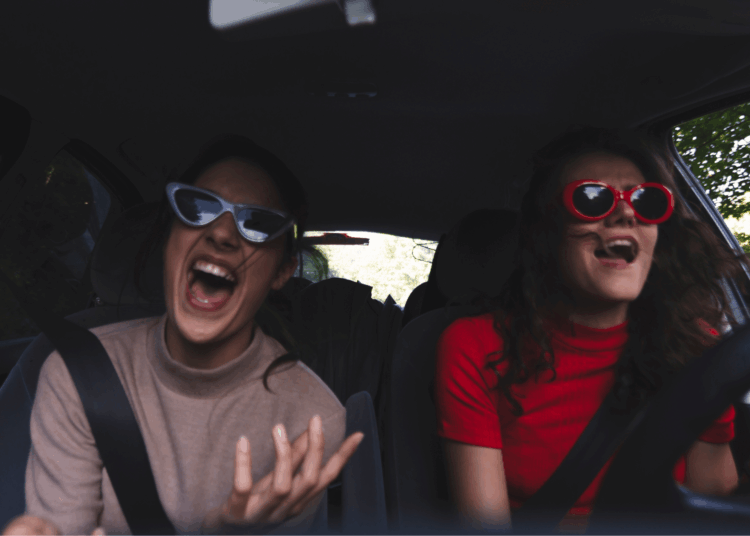 As pessoas sofrem muito mais acidentes de carro fatais nos dias em que novas músicas são lançadas