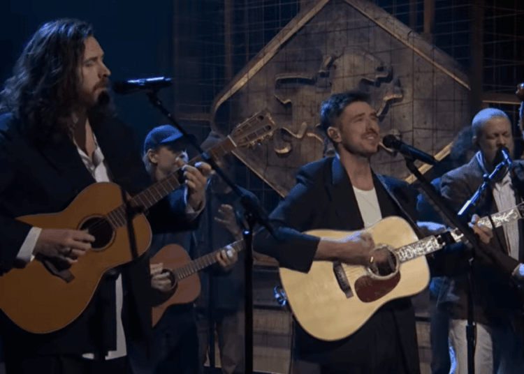 Assista Mumford & Sons apresentando 'Rubber Band Man', 'Here'