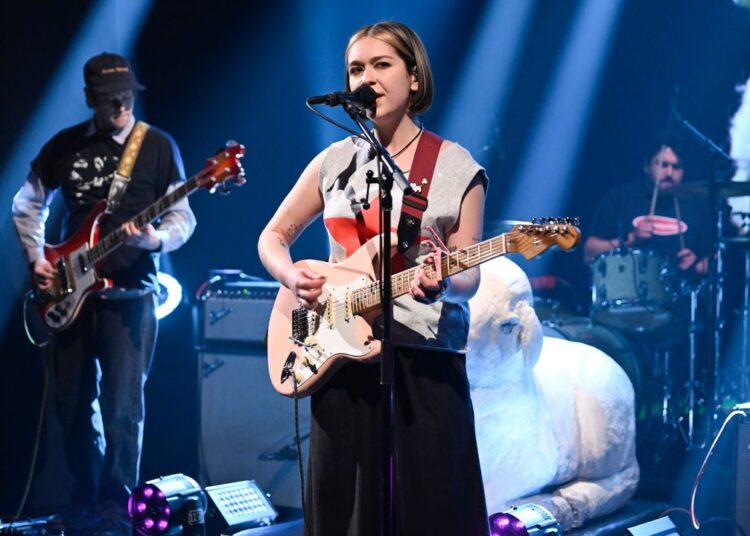 Assista Snail Mail estreia nova música “Tractor Beam” no Fallon
