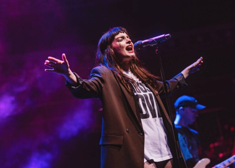 Assista à estreia da nova música pesada de Chvrches, 'Conman', nos shows do Teenage Cancer Trust de Robert Smith no Royal Albert Hall