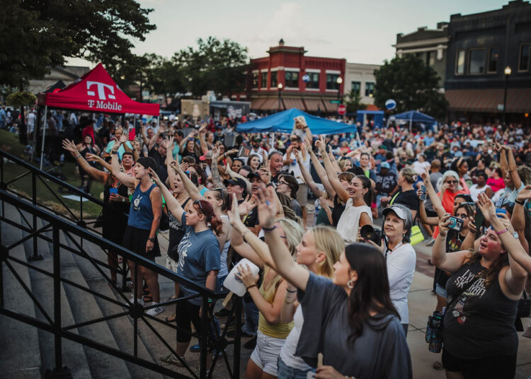 Athens Main Street se prepara para 2026 com nova programação musical para Fridays After Five e Merchants Alley