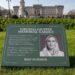 Ativistas políticos erguem homenagem a Virginia Giuffre em frente ao Palácio de Buckingham