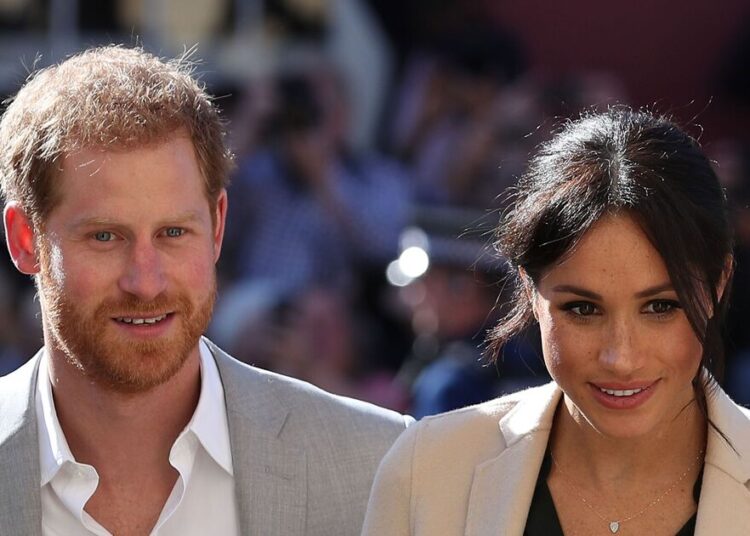 Autor atacado por Harry e Meghan revida brutalmente | Real | Notícias