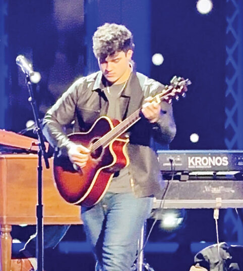 Beyond the Valley - Entretenimento: Luke Colombo, nativo de Parkersburg, recebe ingresso dourado do 'American Idol' | Notícias, esportes, empregos
