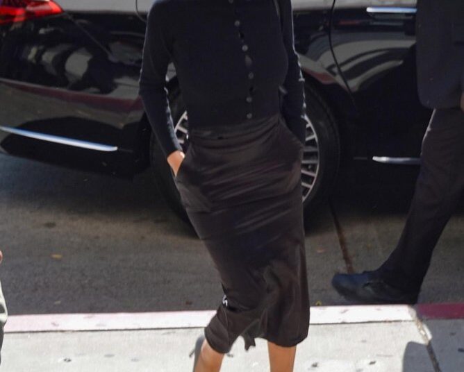Bianca Censori em roupa modesta toda preta ao chegar ao tribunal para o julgamento civil de Kanye West
