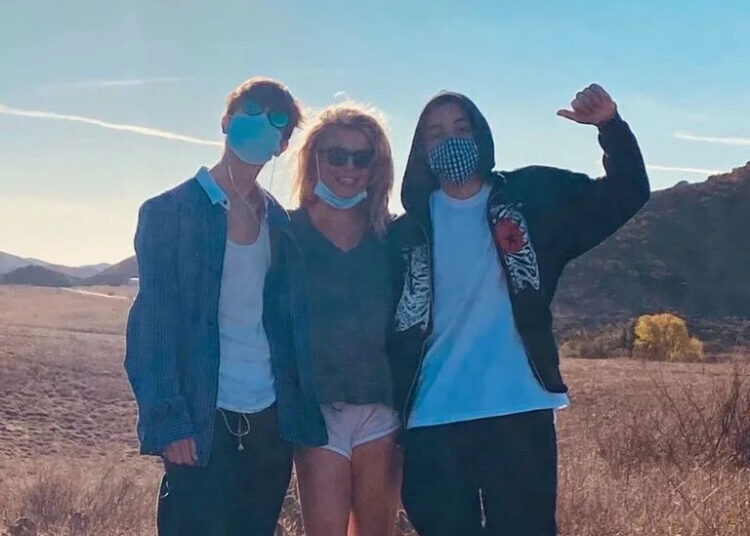 Britney Spears dança e sorri com os filhos Jayden e Sean Preston em fotos e vídeos do Boating Day