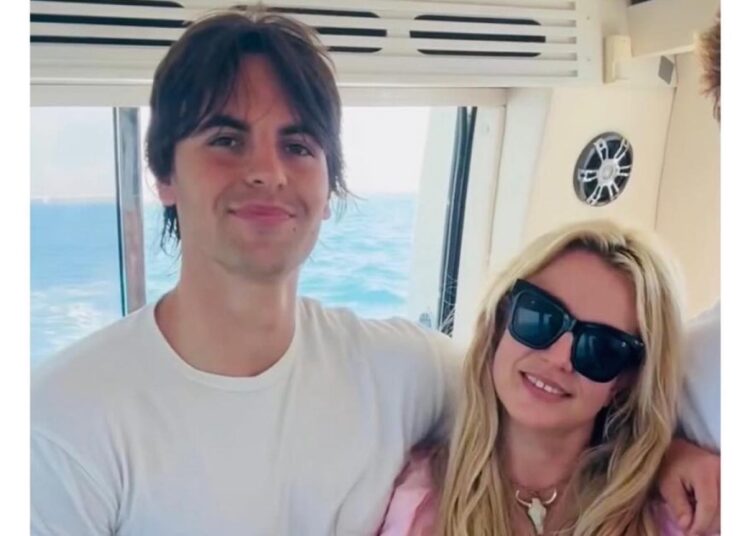 Britney Spears posa com Preston em foto rara após DUI