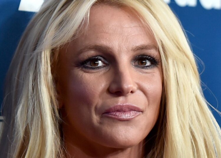 Britney Spears se esconde enquanto a equipe explora o tratamento após DUI