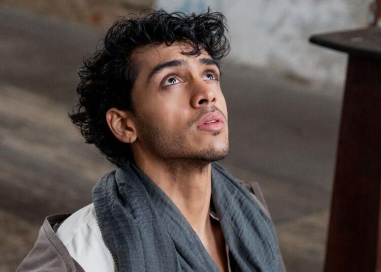 Caleb Mathura faz estreia na Broadway no corajoso 'The Outsiders' | Entretenimento